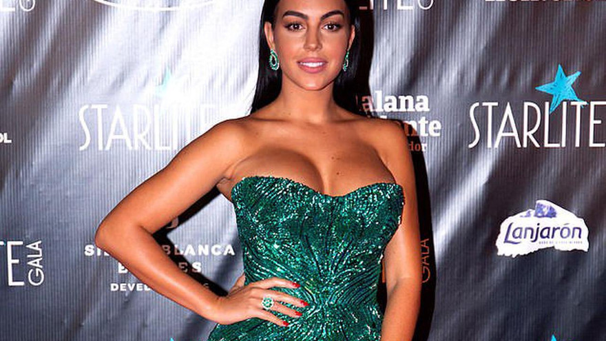 Bạn gái Cristiano Ronaldo khoe ngực đầy 'bỏng mắt' tại sự kiện