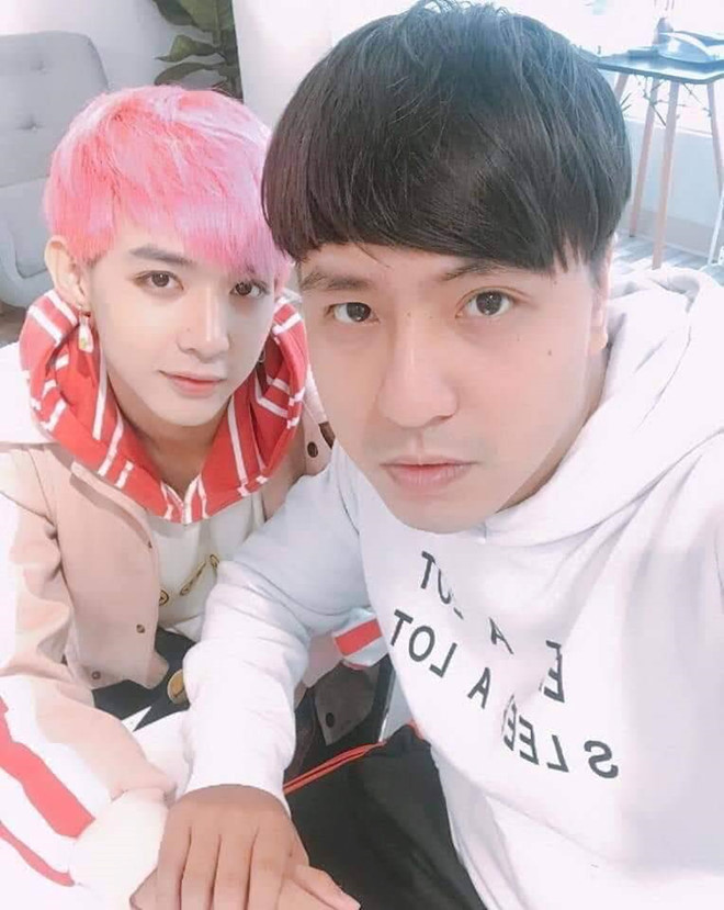 Ông bầu Tuệ Tăng và ca sĩ trẻ. Ảnh: NVCC.