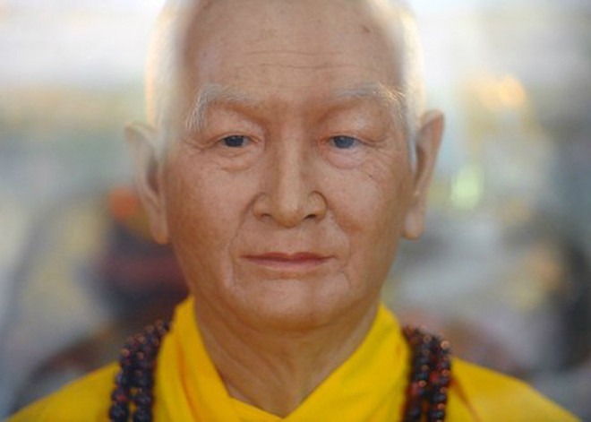 Bức tượng hòa thượng Thích Thanh Tứ như người thật. Ảnh: H. Hà