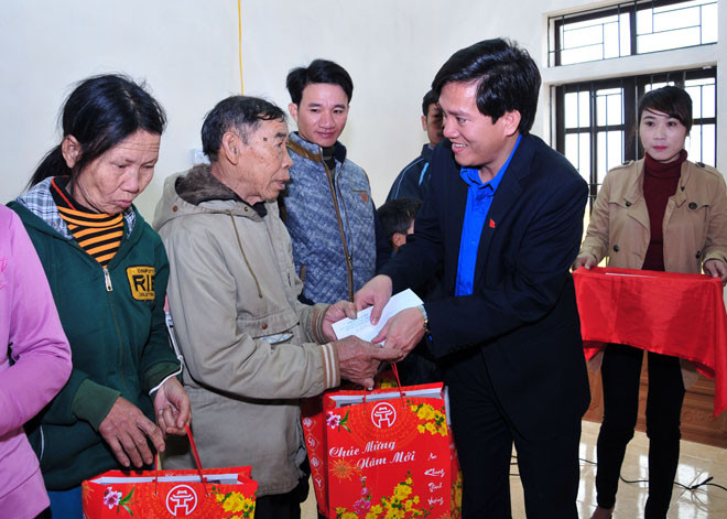 T. Ư Đoàn tặng quà cho người nghèo Hà Tĩnh