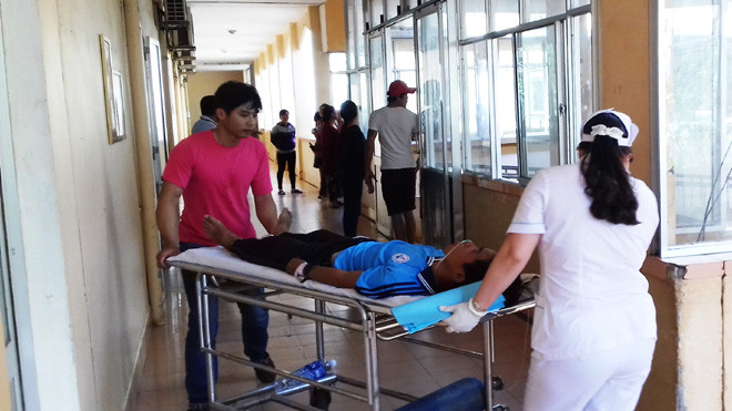  Các em học sinh được đưa đi cấp cứu