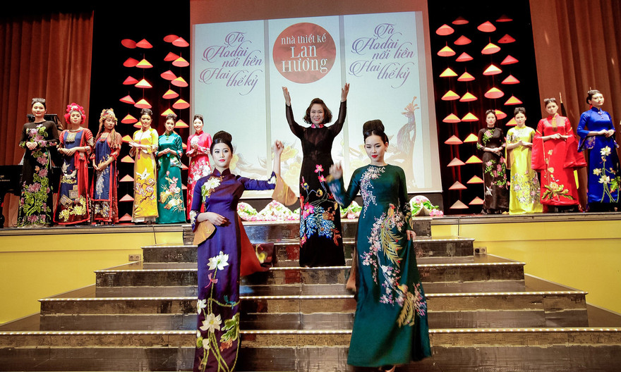 Áo dài Lan Hương đẹp 'mê đắm' trên nước Đức