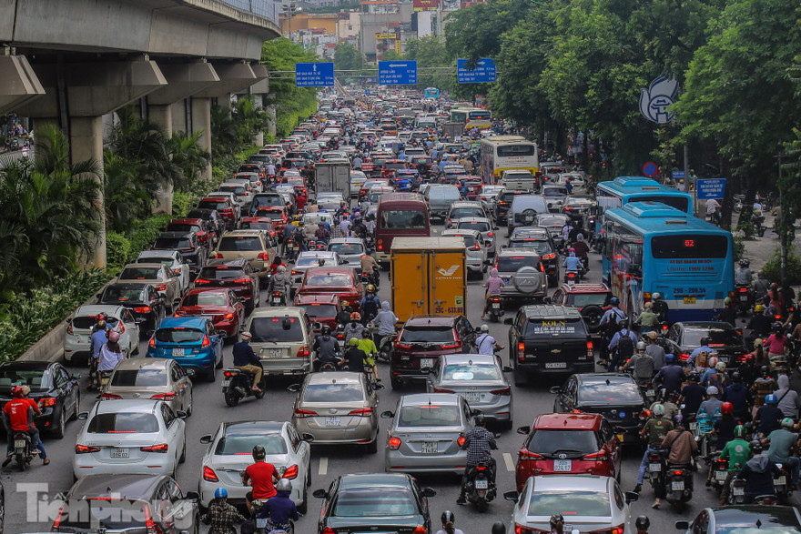 Đường phố Hà Nội đông nghẹt sau cơn mưa dông