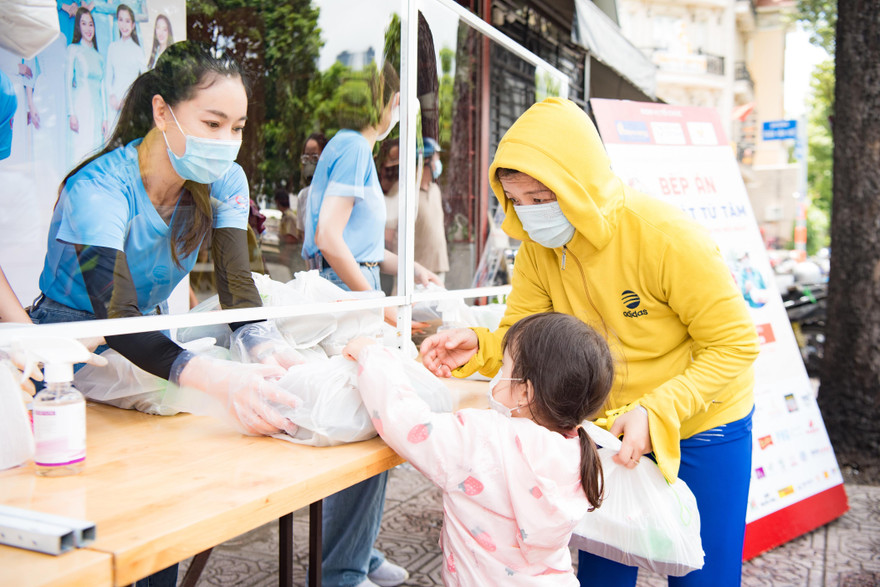 Hội doanh nhân trẻ VN cùng CLB Suối mát từ tâm tiếp sức người nghèo chống dịch