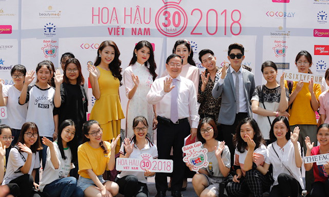 BTC HHVN và các Hoa hậu, Á hậu, người đẹp tại buổi giao lưu sáng nay. Ảnh: Hồng Vĩnh.