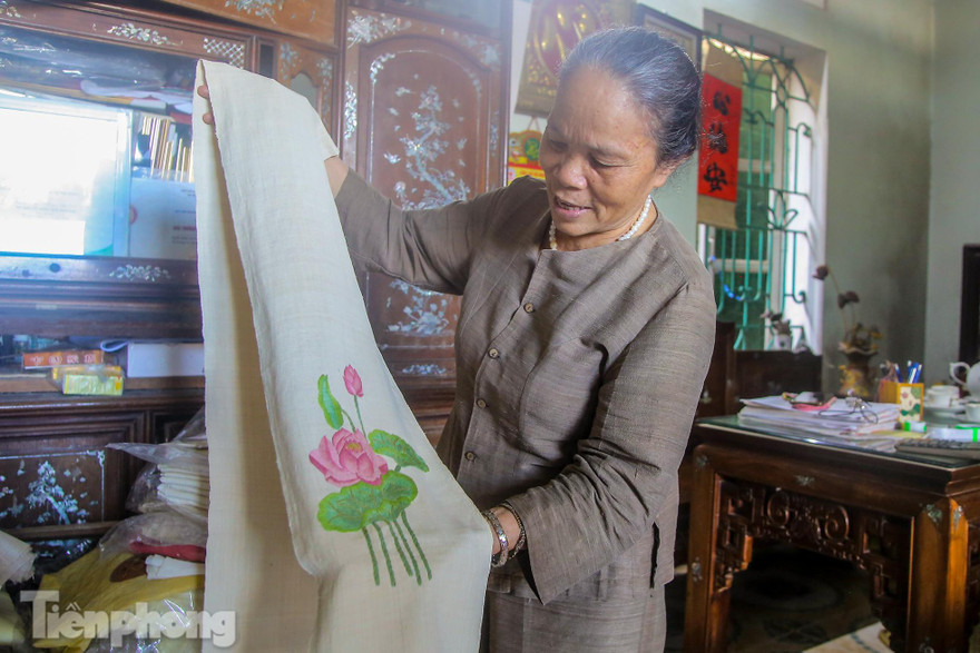 Gặp nữ nghệ nhân Hà thành rút sợi tơ sen làm lụa dệt khăn