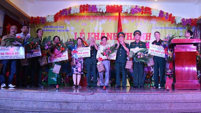 Ban tổ chức tặng quà và hoa cho các đơn vị, cá nhân có nhiều đóng góp trong việc xây dựng Đài chứng tích chiến sĩ bảo vệ Thành Cổ Quảng Trị năm 1972. Ảnh: CĐ 