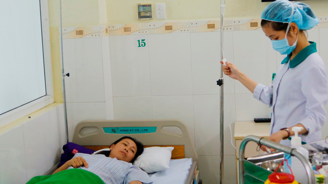  Một trong những du khách nhập viện nghi do ngộ độc sau khi ăn trưa tại khu du lịch. Nhờ tòa soạn che mặt bệnh nhân.