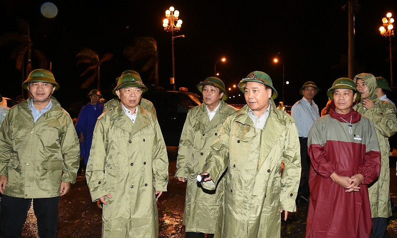 Thủ tướng thị sát tình hình thiệt hại tại thành phố Đồng Hới tối 15/9. Ảnh: VGP/Quang Hiếu