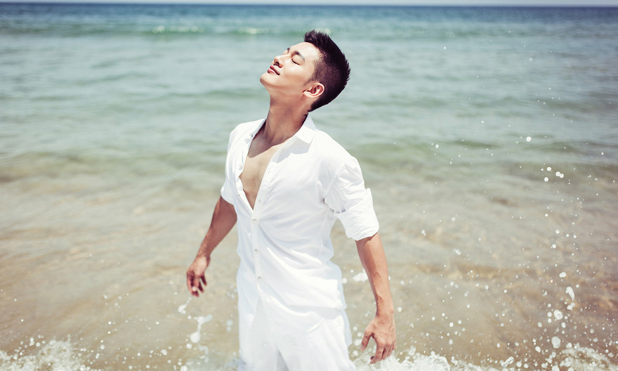 Nam ca sĩ Đức Tuấn.