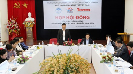 Anh Lê Quốc Phong, Bí thư thứ nhất T.Ư Đoàn, Chủ tịch Hội đồng điều hành Quỹ Hỗ trợ tài năng trẻ Việt Nam, Chủ tịch Hội đồng xét tặng Giải thưởng, điều hành buổi họp. Ảnh: Như Ý.