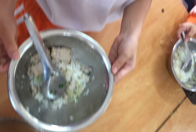 Hình ảnh nghi ghi lại ở trường Tiểu học Nam Trung Yên. Ảnh: Phụ huynh cung cấp.