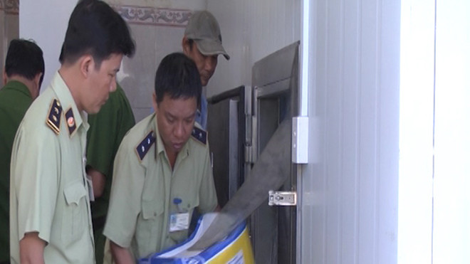 Hàng tấn thực phẩm đông lạnh không rõ nguồn gốc, xuất xứ bị cơ quan chức năng lập biên bản.