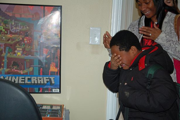 Cậu bé vô gia cư bật khóc khi lần đầu có giường ngủ trong đời