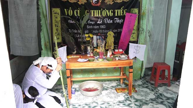 Người thân đã làm lễ gọi hồn, làm tang cho nạn nhân Lê Văn Thực (được xác định đã chết, mất tích, không tìm thấy thi thể). Ảnh: Hoàng Lam 