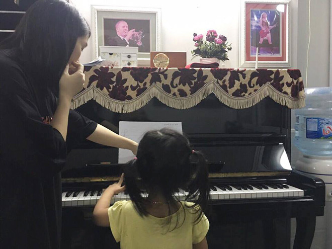 Nhiều gia đình cho con đi học piano, vẽ trong dịp hè. Ảnh: ĐH