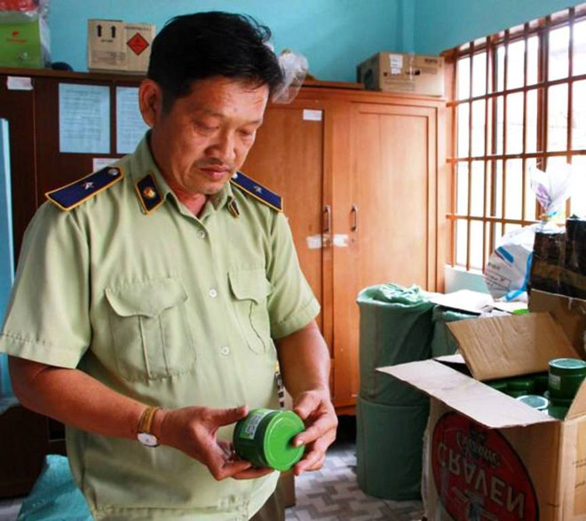 Lực lượng quản lý thị trường đang tiến hành kiểm tra hàng hóa tạm giữ lô mỹ phẩm không rõ nguồn gốc để tiếp tục xử lí.