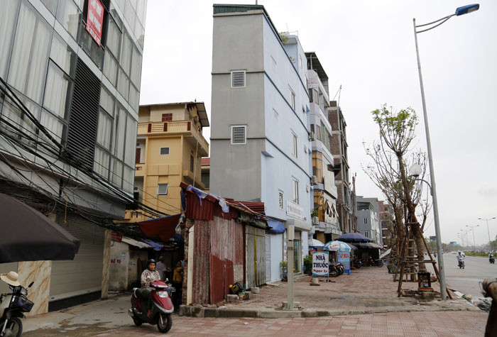 Nhà mỏng, méo trên đường Võ Chi Công. Ảnh: Hải Linh