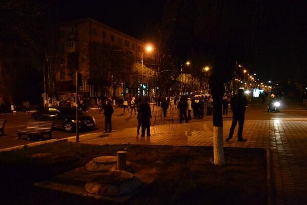 Hiện trường vụ đụng độ giữa binh sĩ Ukraine và người biểu tình. Ảnh: RT