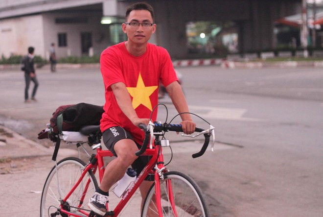 9X bỏ việc lương cao, đi xuyên Việt tặng quà trẻ em nghèo