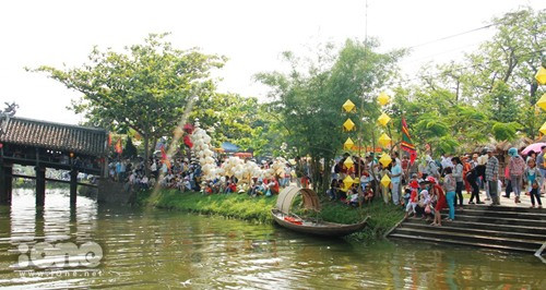 Giới trẻ Huế sống lại tuổi thơ với chợ quê giữa phố