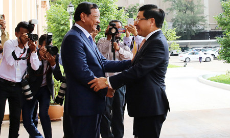 Phó Thủ tướng Campuchia Prak Sokhonn và Phó Thủ tướng Phạm Bình Minh. Ảnh: VGP/Hải Minh