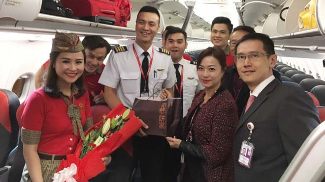 Đại diện sân bay Hong Kong chào đón phi hành đoàn Vietjet
