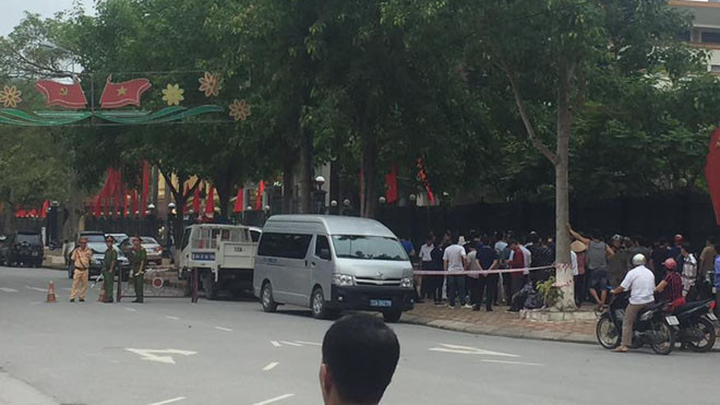 Sáng sớm Tiểu thương chợ Đồng Đăng đã có mặt tại trụ sở Tỉnh ủy *ảnh: Duy Chiến