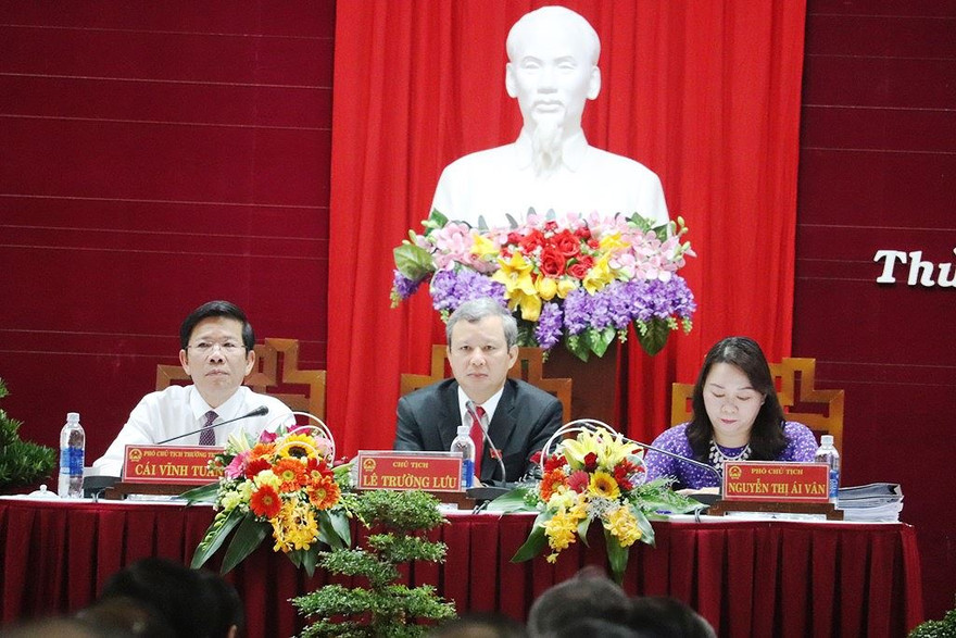 Lê Trường Lưu (giữa) có phiếu tín nhiệm cao nhất, với 52/52 phiếu tín nhiệm cao