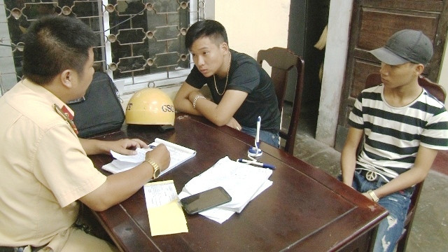 Công an lấy lời khai các 'quái xế'