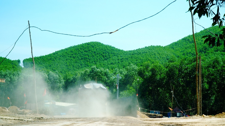 Xe quá tải phục vụ dự án cao tốc Cam Lộ - La Sơn gây nguy hiểm và ô nhiễm môi trường thường xuyên trên Tỉnh lộ 15.