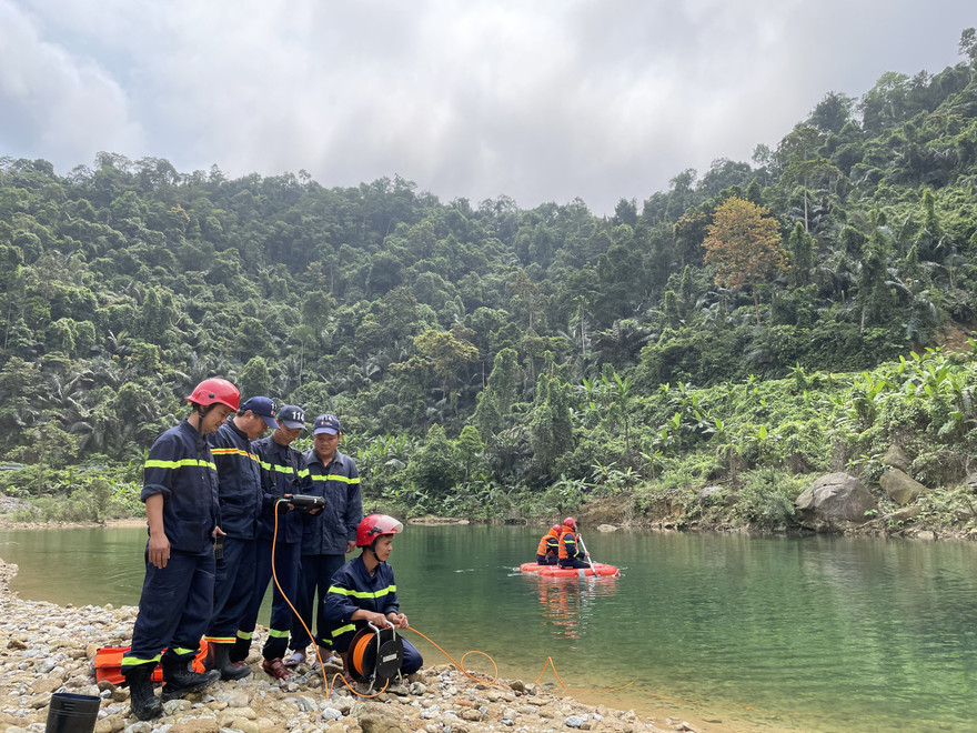 Máy dò tổng hợp của công an hoạt động tại các vùng nước sâu cạnh bãi bồi tìm kiếm người mất tích.