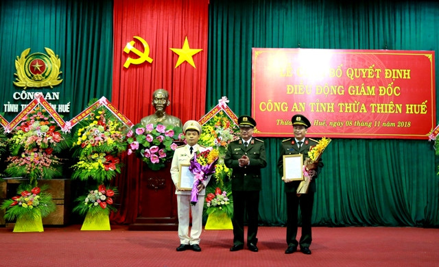 Thứ trưởng Bộ Công an Nguyễn Văn Thành trao Quyết định cho đại tá Lê Quốc Hùng và đại tá Nguyễn Quốc Đoàn. Ảnh: Phong Anh