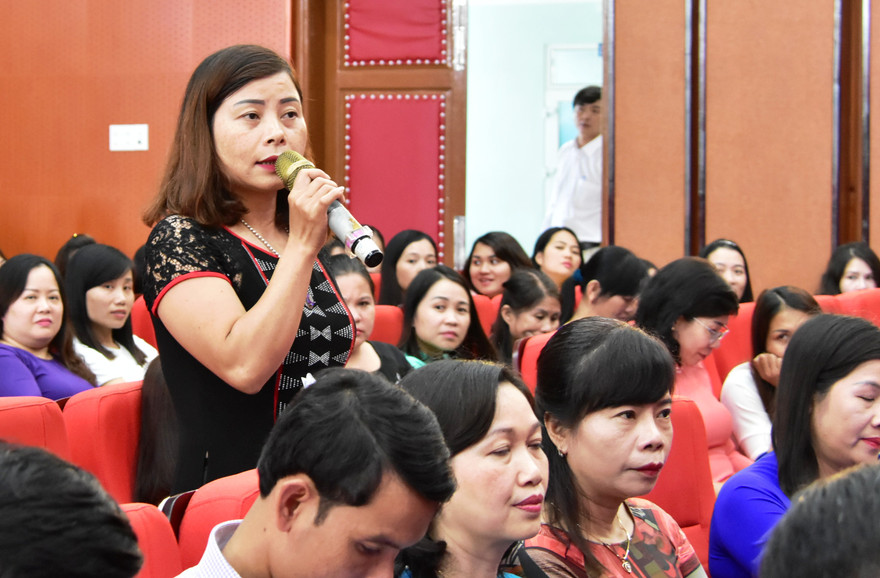 Giáo viên mầm non vùng cao bày tỏ tâm tư, chia sẻ về những khó khăn gặp phải trong công tác với Chủ tịch UBND tỉnh và lãnh đạo ngành giáo dục TT-Huế