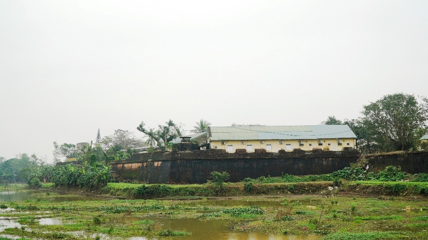 Công trình cơ quan quân đội nằm sát bờ Kinh thành Huế.