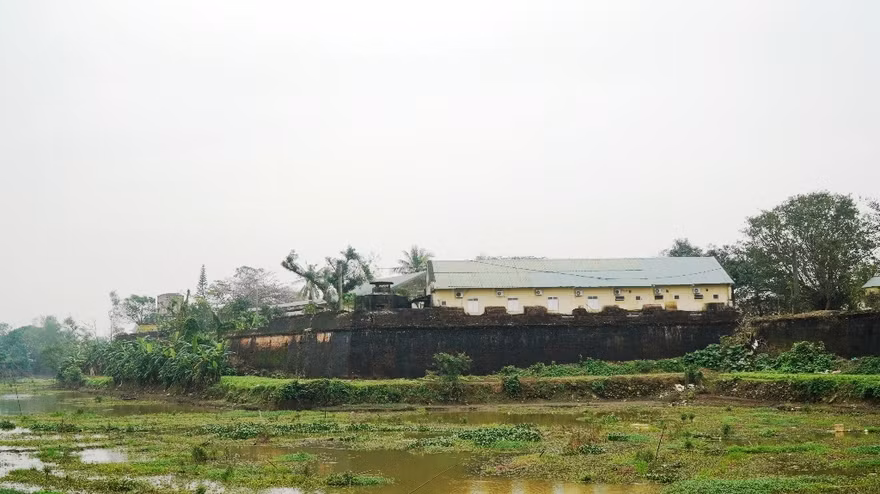 Công trình cơ quan quân đội nằm sát bờ Kinh thành Huế.