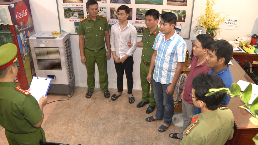 Đọc lệnh bắt giữ Lê Minh Hướng cùng các đồng phạm về hành vi lừa đảo công nghệ cao, chiếm đoạt hàng chục tỷ đồng của nhiều người.