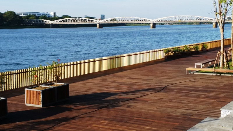 Cầu gỗ lim sắp hoàn thiện