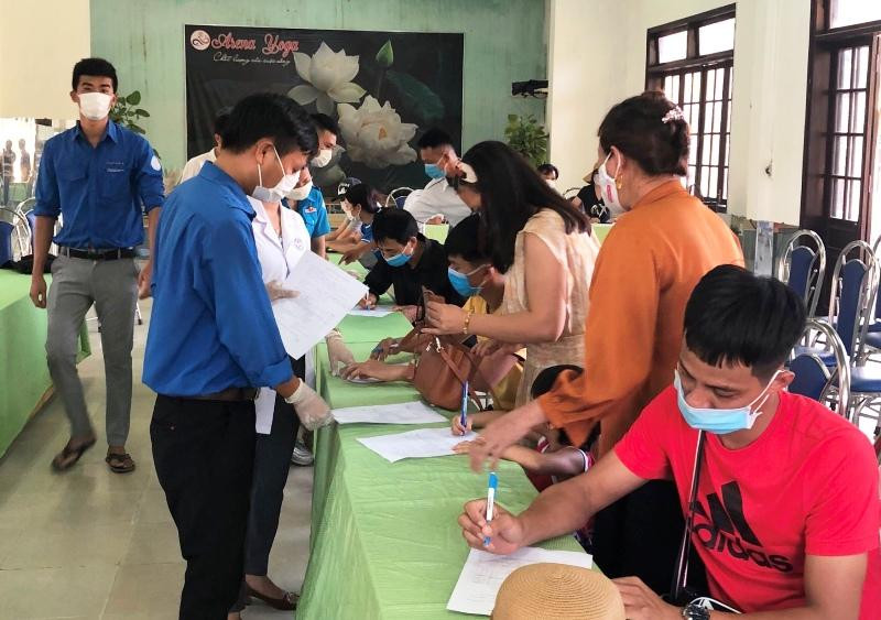 Khai báo y tế tại chốt kiểm tra trước khi đi vào địa bàn TT-Huế.