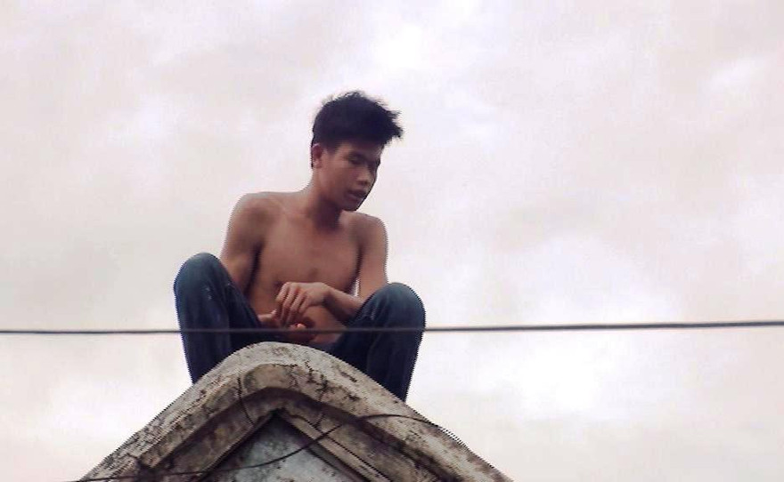Công an thông tin vụ thanh niên leo mái nhà la hét, tự đâm bụng