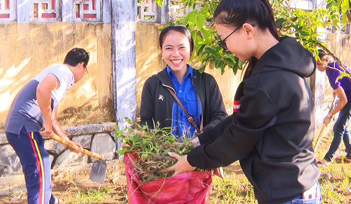 Đoàn viên thanh niên Huế tham gia bảo vệ trường, làm cho Huế sạch - đẹp hơn