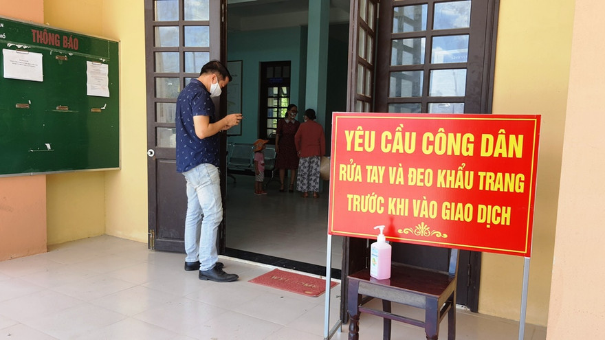 TT-Huế bắt đầu áp dụng tăng dần các biện pháp giãn cách xã hội. Các điểm công cộng, nơi làm việc buộc đeo khẩu trang, bố trí nước rửa tay sát khuẩn (ảnh chụp sáng 29/7 tại trụ sở UBND phường Hương Hồ, thị xã Hương Trà). Ảnh: Ngọc Văn