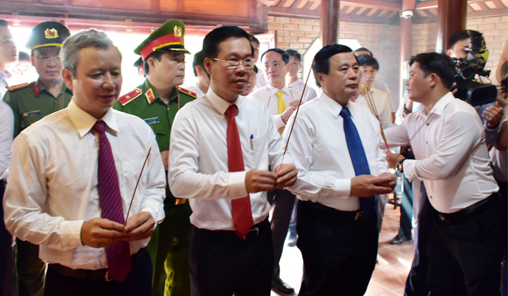 Lãnh đạo Ban Tuyên giáo Trung ương và lãnh đạo tỉnh TT-Huế dâng hương tưởng niệm đồng chí Tố Hữu.