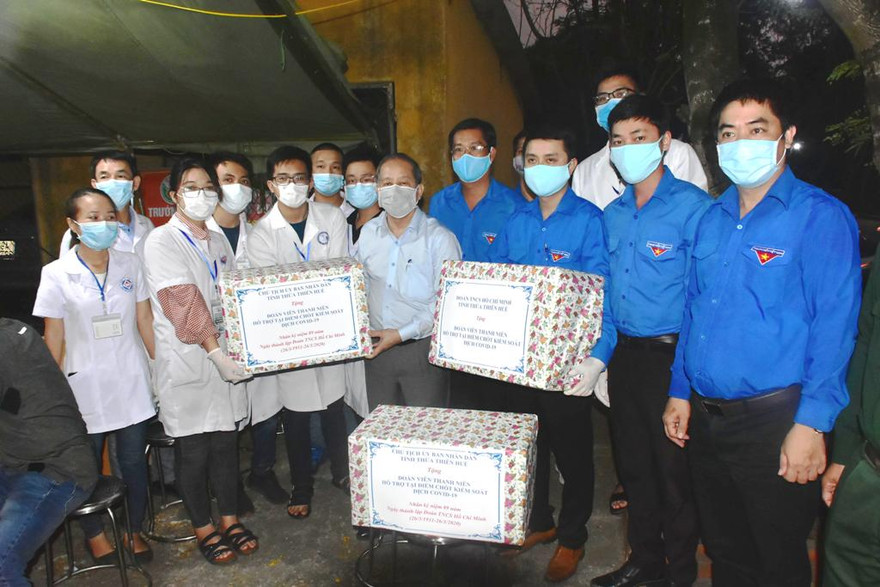 Chủ tịch UBND tỉnh Phan Ngọc Thọ, Bí thư TỈnh Đoàn Trần Gia Công thăm, động viên ĐVTN tình nguyện trên tuyến đầu phòng chống Covid-19