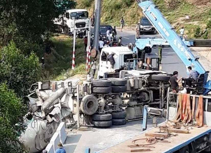 Điều động cần cẩu hạng nặng đến hiện trường để cầu xe bồn gặp nạn ra khỏi vực.