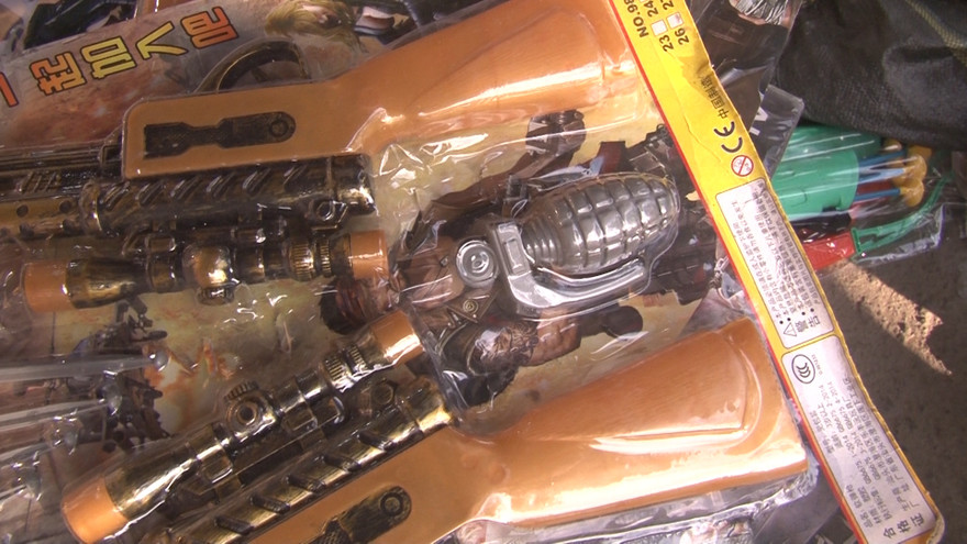 Súng, lựu đạn bằng nhựa gắn mác chữ nước ngoài "núp bóng" đồ chơi trẻ em.