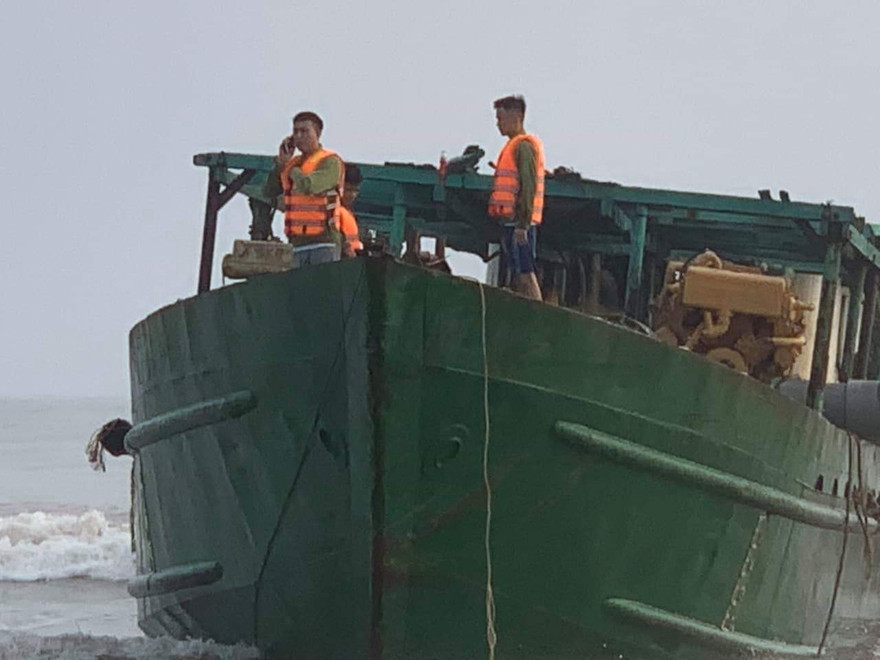 Tàu vỏ thép mắc cạn do gặp sương mù dày đặc vào ban đêm (ảnh Đình Phú)