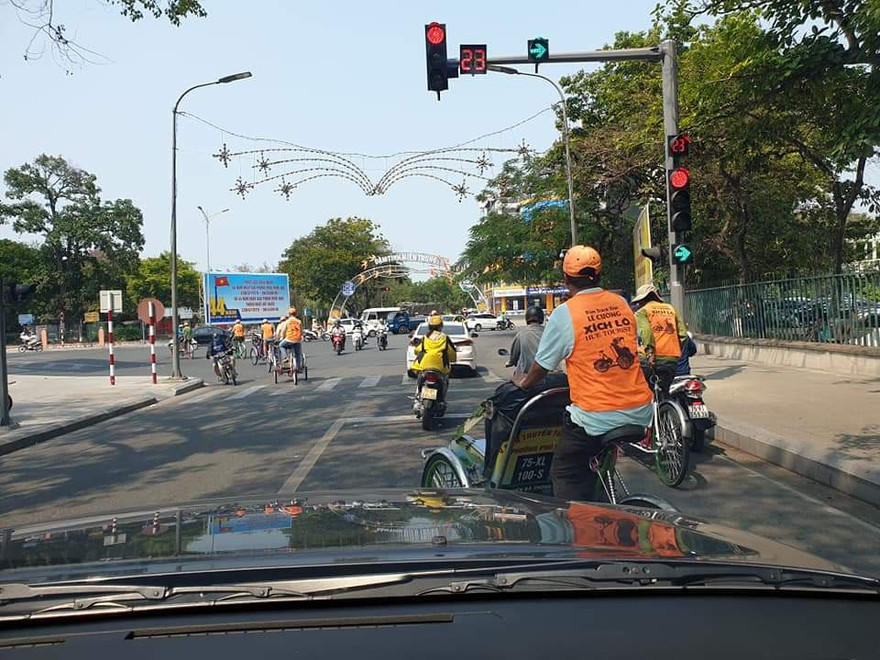 Bất chấp luật và văn hóa giao thông, nhóm xích lô du lịch này ngang nhiên dàn hàng ngang vượt đèn đỏ