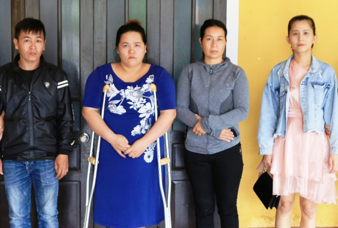 Khởi và Tuyển bị khởi tố về hành vi "Cố ý gây thương tích" sau khi công an xác định 2 đối tượng này đã giúp sức Trâm, Bé, Trang và Công bằng cách sử dụng xe mô tô chở nhóm gồm 4 đối tượng này đi đánh ghen.