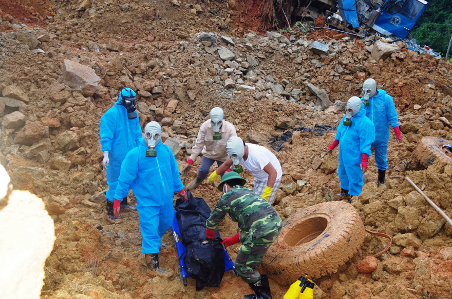 Đưa thi thể 1 trong 5 nạn nhân được tìm thấy tại Rào Trăng 3 rời hiện trường. Cả 5 thi thể đã xác định được danh tính.